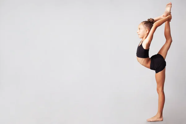 Akrobatisches Choreographie Konzept Ganzkörperporträt Einer Lächelnden Jungen Turnerin Die Ihr Stockbild