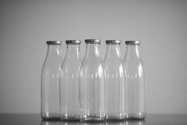 Несколько Пустых Стеклянных Бутылок Молока Стоящих Три Ряда Деревянном Столе — стоковое фото