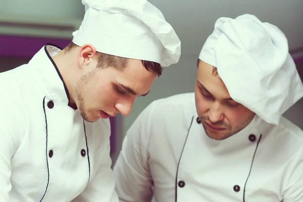Matlagningsprocess Koncept Porträtt Två Arbetande Män Kokuniform Som Lagar Mat — Stockfoto