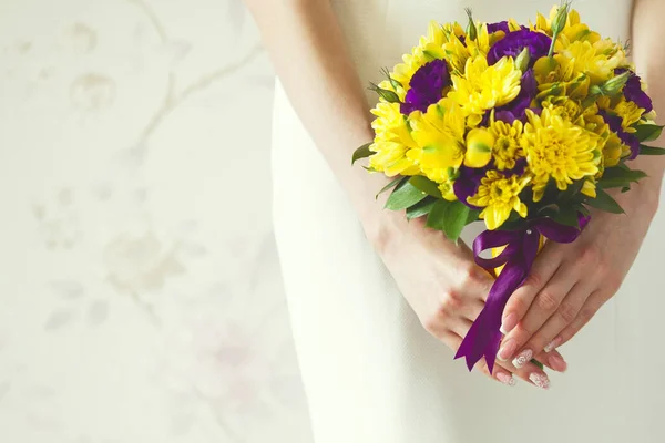 Руки Невесты Свадебным Букетом Фиолетового Желтого Цветов Поверх Стильного Белого — стоковое фото