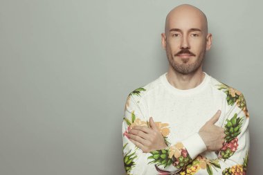 Erkek güzellik kavramı. Her yaşta çok iyi. Gri arka plan üzerinde ayakta kel orta yaş adam portresi. Vegan tarzı. Yakın çekim. Stüdyo vurdu