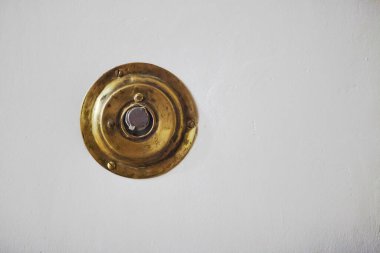 Kim bu konsept? Beyaz kapılı eski tarz gözetleme deliği. Kapatın. Uzayı kopyala Kapalı çekim