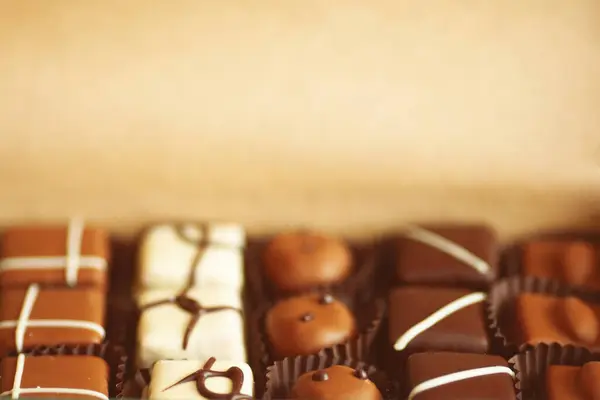 Pěkný Současný Koncept Sada Ručně Vyráběných Čokoládových Bonbónů Krabici Umělého — Stock fotografie