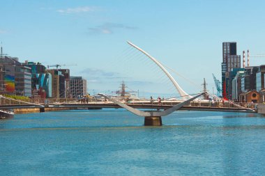 İrlanda konseptini keşfetmek. Dublin 'deki Liffey Nehri üzerindeki Samuel Beckett Köprüsü manzaralı. Güneşli bir gün. Metin uzayı. Açık hava çekimi 