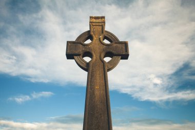 İrlanda Kültürü, Seyahat Konsepti. Bruff, Limerick, İrlanda 'daki Christian Cross' un taş heykeli. Mavi gökyüzü arka planı. Kopyalama uzayı. Açık hava çekimi