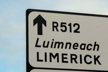 Seyahat konsepti. Bilgi panosu yolda. Limerick, İrlanda 'ya. Kapatın. Açık hava çekimi