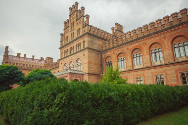 Chernivtsi Ulusal Üniversitesi. Bukovinian ve Dalmaçyalıların eski konutlarının Metropolitan kanadı. Bizans ve Fas mimarisi. Kartpostal stili. Açık hava çekimi
