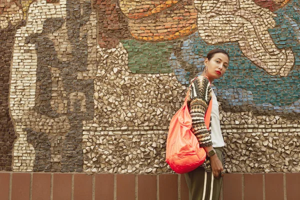 Soyut Mozaikle Duvarın Üzerinde Poz Veren Modaya Uygun Giyinmiş Genç — Stok fotoğraf