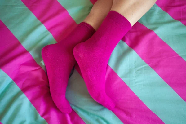 Концепция Розовой Одержимости Мужские Ноги Кровати Розовые Носки Ногах Закрывай Стоковая Картинка