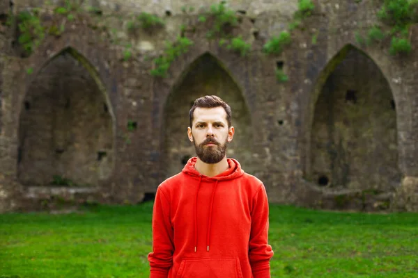 Odkrywanie Koncepcji Irlandii Portret Młodego Przystojniaka Czerwonej Bluzie Tle Zazdrosnego Zdjęcie Stockowe