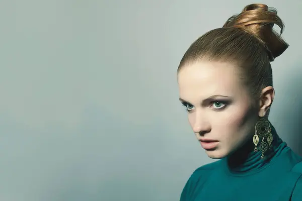 Weibliches Modekonzept Porträt Der Schönen Jungen Blondine Mit Smaragdgrünem Kleid lizenzfreie Stockbilder