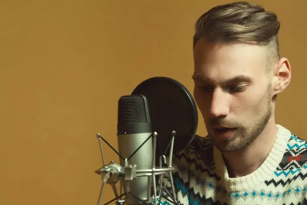 Radio Konzept Porträt Eines Gutaussehenden Jungen Mannes Mit Blonden Haaren Stockbild