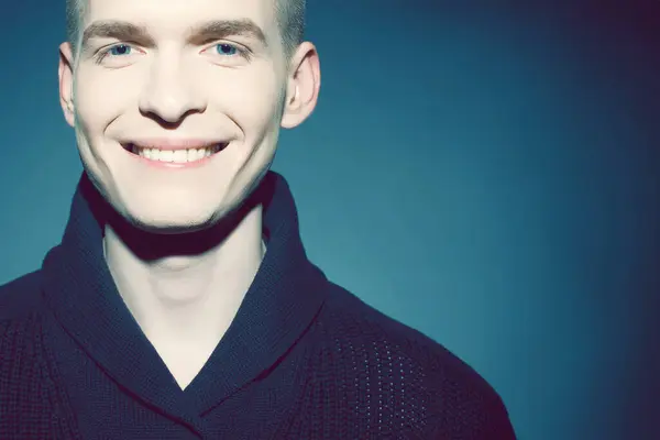 Skönhetskoncept Porträtt Ung Smiley Stilig Man Trendig Tröja Tittar Kameran Stockbild
