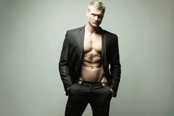 Manligt Modekoncept Porträtt Stilig Muskulös Manlig Modell Med Perfekt Kropp — Stockfoto