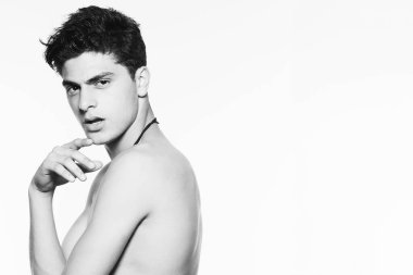 Erkek güzellik konsepti. Beyaz arka planda izole edilmiş mükemmel kaslı erkek modeli. Kapatın. Kopyalama uzayı. Banner tarzı. Moda stüdyosu portresi