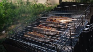 Izgarada kızarmış balık. Ağır çekim. Yakın plan..