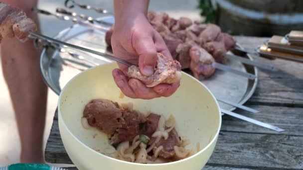 Mãos Dos Homens Esticam Carne Espetos Close — Vídeo de Stock