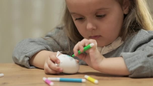 Dítě Dělá Doma Velikonoční Výzdobu Dívčí Barvy Velikonoční Malování Vajec — Stock video
