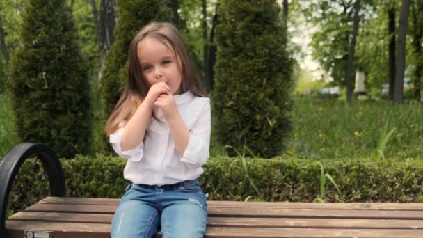 Jolie Fille Quatre Ans Dans Une Chemise Blanche Mange Des — Video