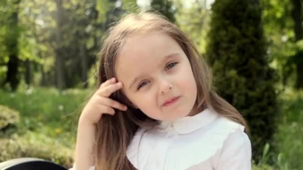Retrato Una Niña Cuatro Años Con Una Camisa Blanca Que — Vídeos de Stock
