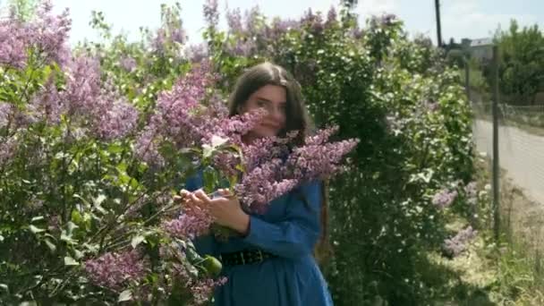 Junge Frau Umgeben Von Fliederfarbenen Blumen Frühlingsblüte — Stockvideo