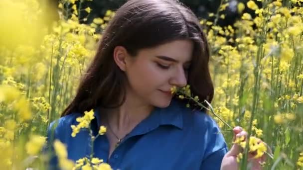 Portret Pięknej Młodej Kobiety Otoczonej Rzepakowymi Kwiatami Rzepaku Pole Wiosennych — Wideo stockowe