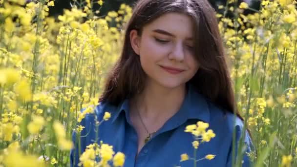 Porträtt Vacker Ung Kvinna Omgiven Raps Blommor Våren Blommar Fält — Stockvideo