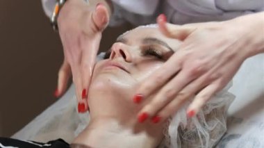 Güzellik uzmanı yüzünü dudak büyütme ameliyatına hazırlıyor. Kozmetik prosedürleri. Dudak iğnesi hazırlığı. Yakın plan..