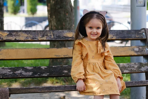 Parktaki Bankta Oturan Dört Yaşındaki Bir Kızın Portresi — Stok fotoğraf