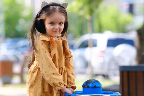 Szczęśliwa Dziewczynka Bawi Się Placu Zabaw Parku — Zdjęcie stockowe