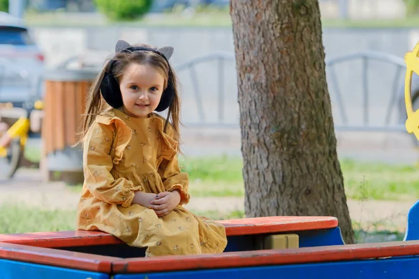 公園のベンチに座っている4歳の少女の肖像画 — ストック写真