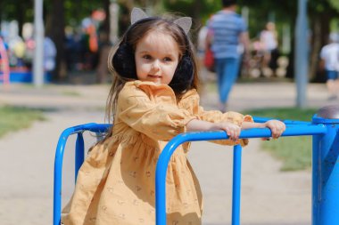 Mutlu küçük kız parkta oyun oynuyor..