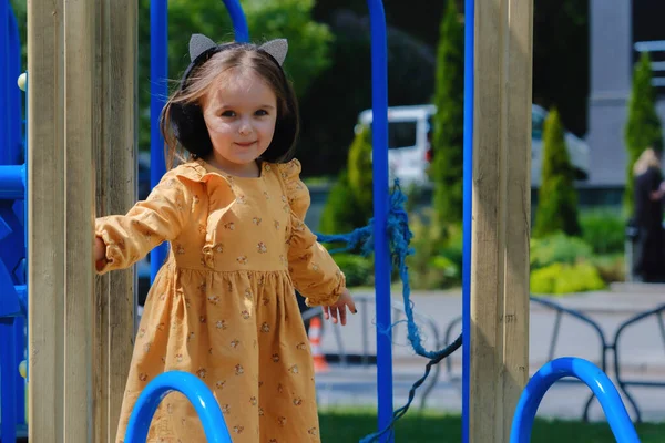 幸せな女の子は公園の遊び場で遊んでいます — ストック写真