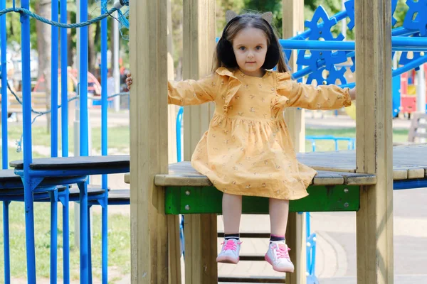 Щаслива Маленька Дівчинка Грає Ігровому Майданчику Парку — стокове фото