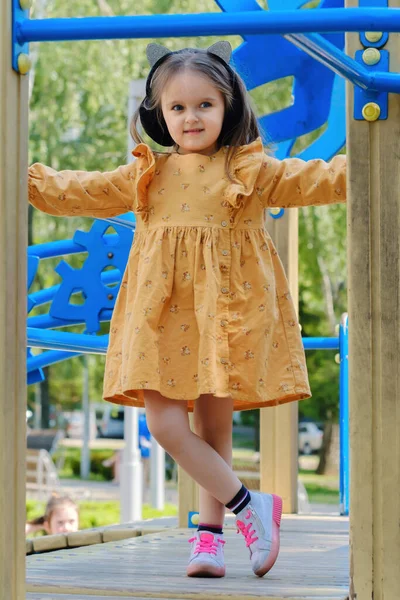 Χαρούμενο Κοριτσάκι Παίζει Στην Παιδική Χαρά Του Πάρκου — Φωτογραφία Αρχείου
