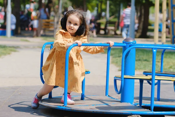 Mutlu Küçük Kız Parkta Oyun Oynuyor — Stok fotoğraf