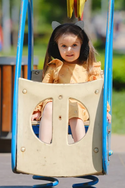 Χαρούμενο Κοριτσάκι Παίζει Στην Παιδική Χαρά Του Πάρκου — Φωτογραφία Αρχείου