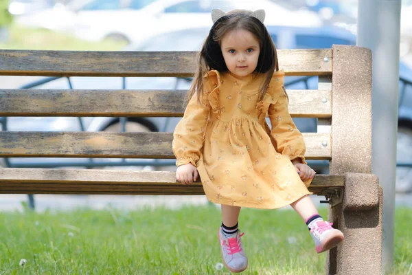 Портрет Четырехлетней Девочки Сидящей Скамейке Парке — стоковое фото