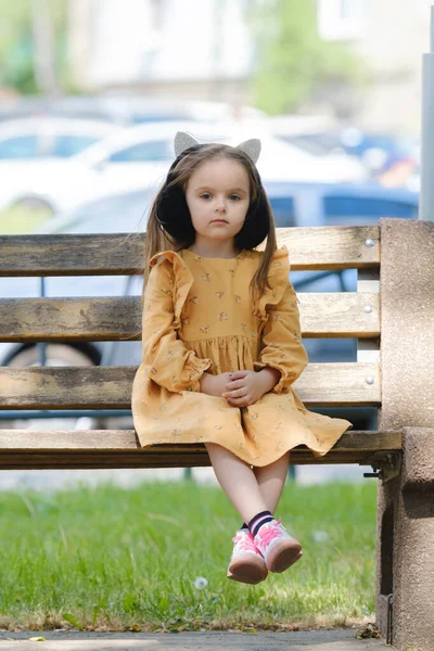 Портрет Чотирирічної Дівчини Сидить Парковій Лавці — стокове фото
