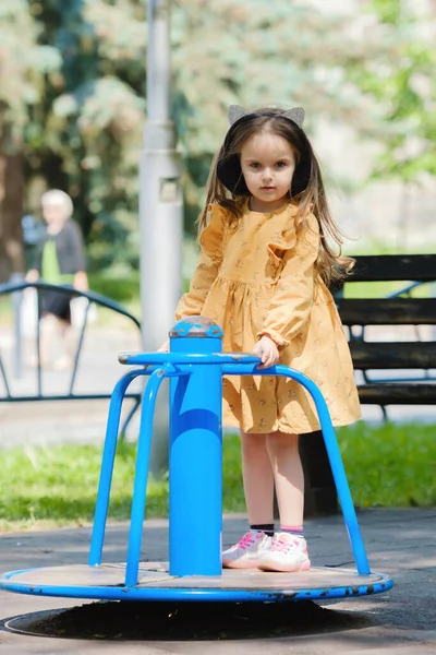 Щаслива Маленька Дівчинка Грає Ігровому Майданчику Парку — стокове фото