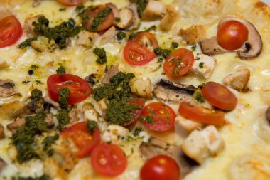 Karton teslimat kutusunda İtalyan pizza pepperonisi ve peynirli pizza yakın plan. Seçici odak.