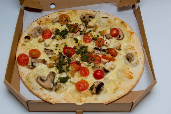 Karton teslimat kutusunda İtalyan pizza ve peynirli pizza. Yakın plan. Seçici odak.