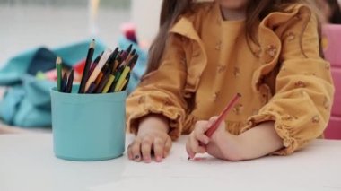 Renkli kalemle resim yapan çocuk. Anaokulu çocuk eğitim konsepti.