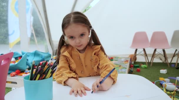 Nettes Mädchen Malerei Mit Buntstift Bildungskonzept Für Kindergartenkinder — Stockvideo