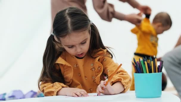 Mädchen Malen Mit Bleistift Bildungskonzept Für Kindergartenkinder — Stockvideo