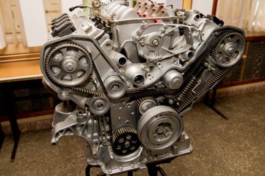 Bir araba motorunun maketi. Araba tamircileri için özel ders.