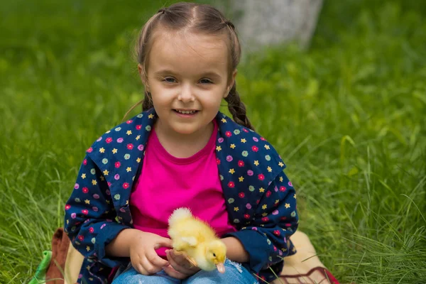 Χαριτωμένο Χαρούμενο Κοριτσάκι Μικρό Παπάκι Στον Κήπο Κοριτσάκι Που Κρατά — Φωτογραφία Αρχείου