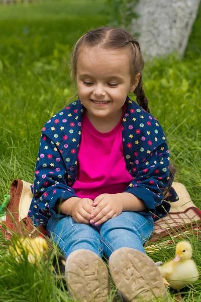 庭に小さなアヒルのかわいい幸せな女の子 自然背景 — ストック写真