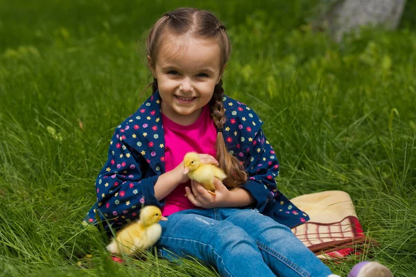 Χαριτωμένο Χαρούμενο Κοριτσάκι Μικρά Παπάκια Στον Κήπο Φόντο Φύσης — Φωτογραφία Αρχείου