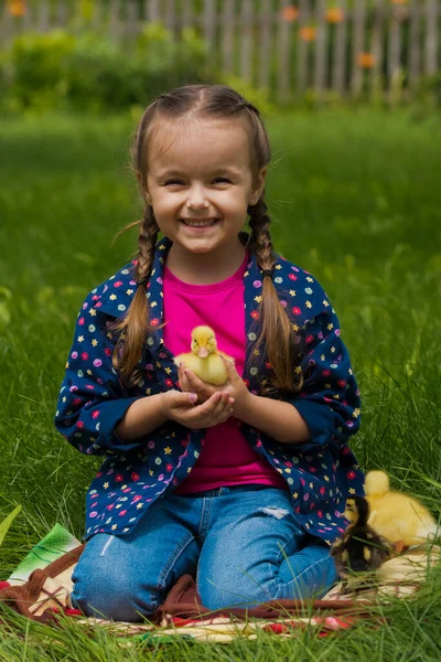 庭に小さなアヒルのかわいい幸せな女の子 自然背景 — ストック写真